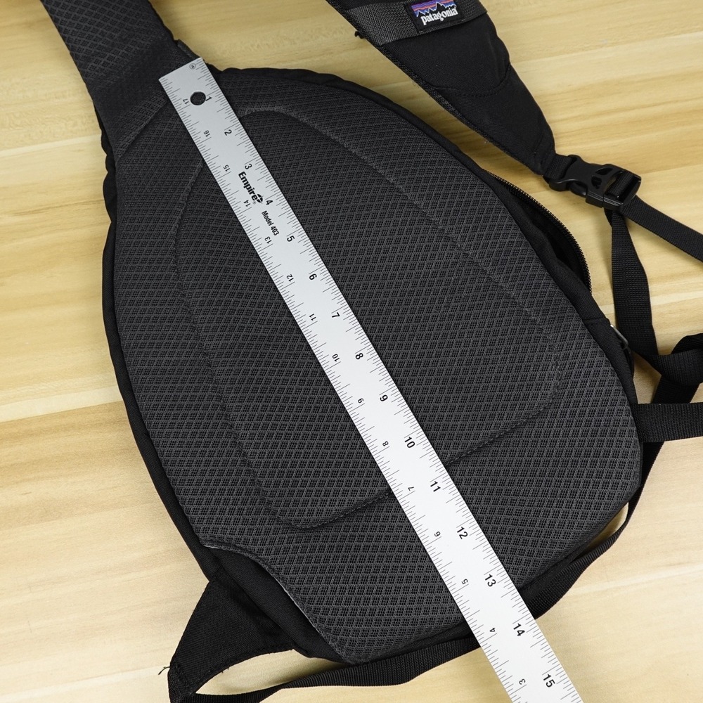 Patagonia Atom 8L Sling Crossbody Bag Black Nylon Adjustable Hiking TacPac 13.5" - Picture 11 of 12